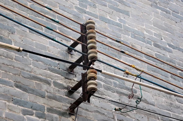 Power Lines Running Conductors Insulators Side Brick Building City Guangzhou — Stock Photo, Image