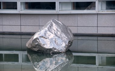 Çin 'in deniz aşırı bölgelerindeki Shenzhen Çin müzesindeki bir müzede suya yansıyan gümüş bir kaya..