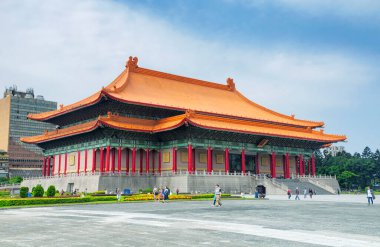 31 Mart 2018. Taipei, Tayvan. Tayvan 'ın Taipei kentindeki ulusal tiyatro salonu yakınlarındaki Özgürlük Meydanı' nı ziyaret eden turistler.  