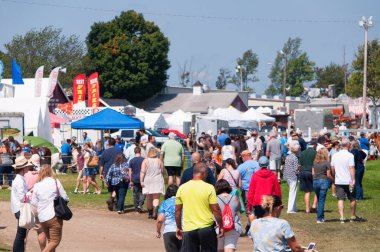 Goshen, Connecticut 'ta. 4 Eylül 2017. Güneşli bir günde Goshen Connecticut 'ta düzenlenen Goshen Fuarı' nda birçok insan yürüyüş yapıyor.. 