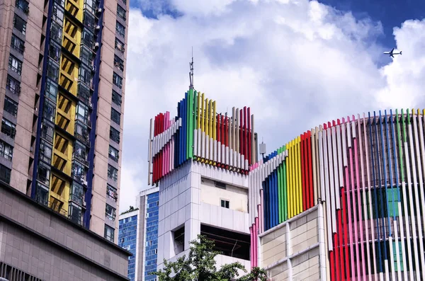 Bâtiment Moderne Avec Des Détails Architecturaux Couleur Arc Ciel Dans — Photo