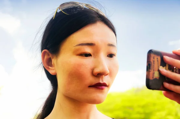 Chinese Woman Looking Her Smartphone Sunny Day — 스톡 사진