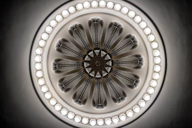 Boston Massachusetts 'teki tarihi Faneuil salonunda soyut ışıklar ve tavan camları..