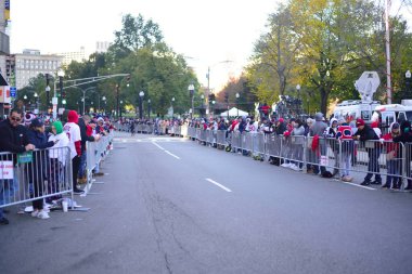 Boston, Massachusetts. 31 Ekim 2018. 2018 Cadılar Bayramı 'nda Boston Massachusetts' in trafiği azaldı. Kalabalık Red Sox dünya şampiyonluğunu kutlamak için toplandı..  