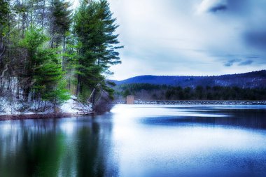 Aşağıdaki Barkhamsted Barajı ve Saville Barajı bulutlu bir günde.