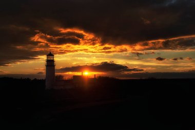 Kuzey Truro Massachusetts 'te Cod Ulusal Deniz Kıyısı' nda güzel dramatik bir günbatımına karşı Highland Deniz Feneri..