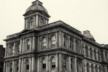 Portland Maine şehrinin Kongre caddesinde bulutlu bir günde bulunan eski bir binanın siyah beyaz görüntüsü.. 