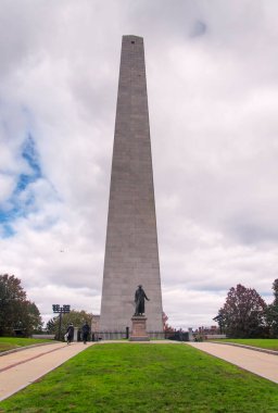 Boston Massachusetts 'in Charlestown bölgesindeki Bunker Hill Anıtı sonbaharda güneşli bir günde.  