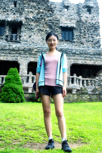 一名身穿短裤的中国妇女站在新伦敦县东哈达姆康涅狄格州的吉列城堡前 — 图库照片