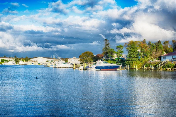 Hyannis Massachusetts 'teki Lewis Körfezi' nin iç limanına, New England 'da fırtınalı bir gökyüzüne karşı çeşitli farklı tekneler yanaştı..