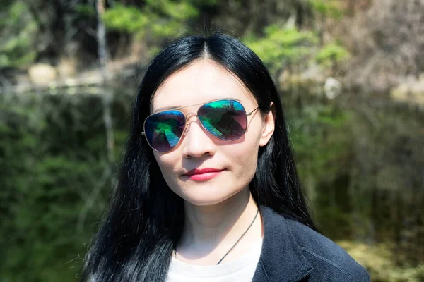 Chinese Woman Wearing Blue Sunglasses Topsmead State Forest Litchfield Connecticut — 스톡 사진