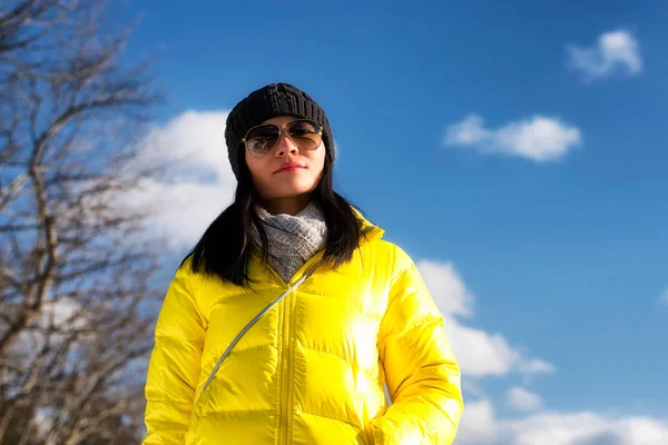 Seorang Wanita Cina Mengenakan Jaket Musim Dingin Kuning Menatap Kamera — Stok Foto