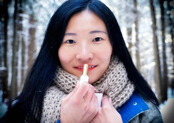 Chinese Woman Putting Lipstick Winter Scene White Memorial Conservation Area — 图库照片