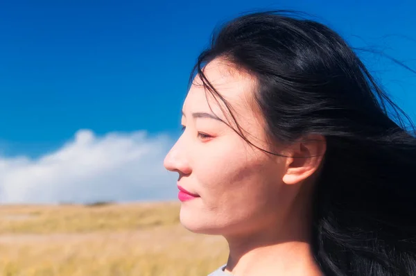 Μια Κινέζα Γυναίκα Μαλλιά Φυσάει Στον Άνεμο Μέσα Στην Εθνική — Φωτογραφία Αρχείου