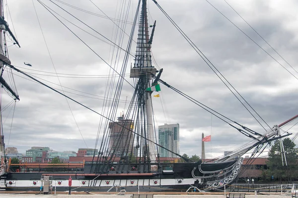 Uss Constitution Charlestown Navy Shipyard Boston Massachusetts Skyline Background Blackhawk — Stock Photo, Image