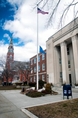 Torrington Belediye Binası 'nın dış cephesi ve rüzgarda dalgalanan bayraklar, Litchfield İlçesi.