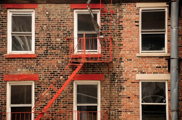 Exterior Red Brick Building Metal Fire Escape Located One Windows — Stockfoto