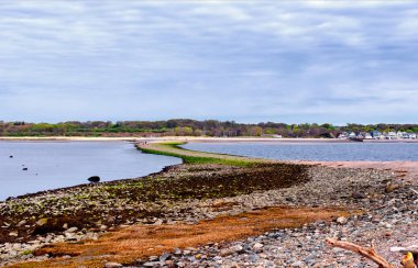 Long Island 'da Charles Adası' nı birbirine bağlayan bir kum yığını bulutlu bir günde Milford Connecticut 'taki Silver Sands State Park' a çıkıyor..