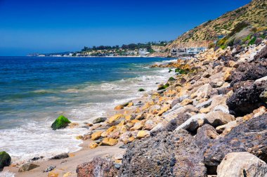 Pasifik Okyanusu ve California kıyı şeridi Malibu yakınlarındaki Pasifik kıyısı otoyolu boyunca..