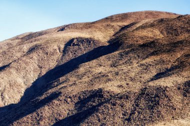Güneşli California 'daki Pinto Havzası' ndaki Joshua Tree Ulusal Parkı içindeki dağlar.  