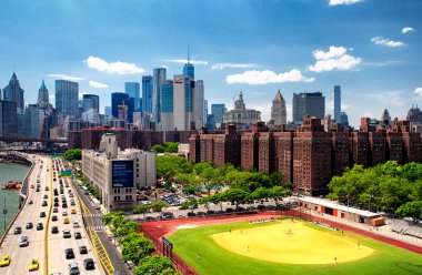 10 Haziran 2017. New York, New York. Yazın güneşli bir günde Brooklyn Köprüsü 'ne ve New York şehrinin siluetine giden trafik..