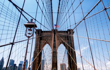 Brooklyn Köprüsü güneşli bir günde New York 'ta Manhattan' ın aşağısına açılıyor..