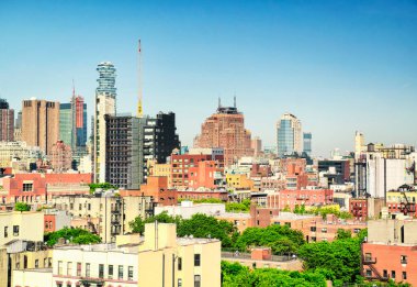 Yazın güneşli bir günde New York şehrinin binaları gökyüzüne yükselir..  