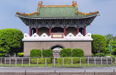 Güneşli bir mavi gökyüzü gününde Taipei Tayvan şehrinin tarihi Jingfumen veya Doğu Kapısı. (Çince çeviri: jing fu men veya doğu kapısı)