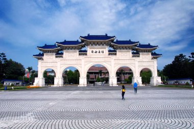 Taipei, Tayvan. 31 Mart 2018. Taipei Tayvan 'daki Zhongzheng Anıt Parkı' nın ikonik özgürlük kare kapısı. Çince Zi You Guang Chang özgürlük karesi demek..