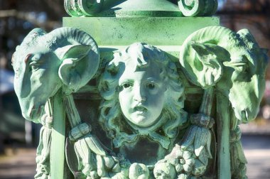 Newport Rhode Island 'daki Breakers malikanesinin önünde duran dekoratif metal bir melek ve koç heykeli..