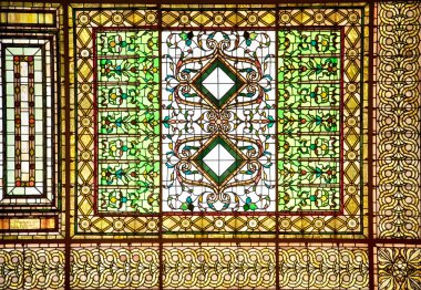 Newport Rhode Adası 'ndaki bir malikanenin içinde vitray tavan penceresi..