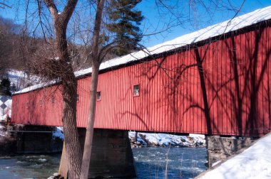 Kar, Connecticut 'ta güneşli bir kış gününde Housatonic Nehri' ni kaplayan köprüleri kapladı.. 
