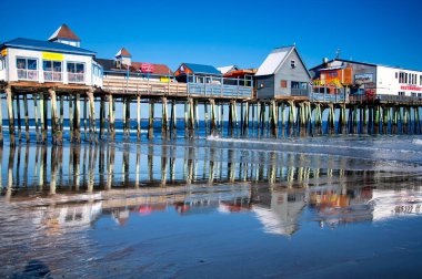 Maine 'deki Old Orchard Plajı. 17 Şubat 2018. New England 'da güneşli bir kış gününde Maine' deki ikonik eski meyve bahçesi sahil iskelesi..