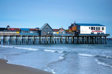 Maine 'deki Old Orchard Plajı. 17 Şubat 2018. New England 'da güneşli bir kış gününde Maine' deki ikonik eski meyve bahçesi sahil iskelesi.. 