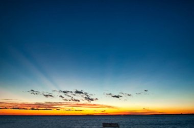Newport Rhode Island 'da okyanus yolculuğunda Atlantik Okyanusu üzerinde çok renkli bir günbatımı.