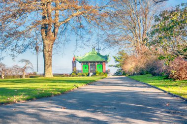 Newport Rhode Island 'daki Mermer evde öğleden sonra güneşli bir Çin tarzı bina ve kapı.. 