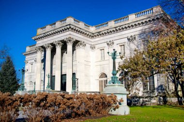 Newport Rhode Adası 'ndaki tarihi mermer evin ön girişi. Güneşli bir sonbahar gününde..