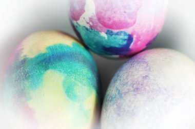 Parlak renkli Paskalya yumurtaları tatil için küçük bir kase içinde..