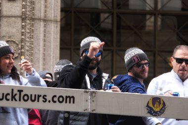 Boston, anne. 31 Ekim 2018. Boston Red Sox Oyuncuları, Boston Massachusetts 'teki Red Sox Şampiyonası töreninde Tremont Caddesi' nde bir otobüste kutlama yapıyorlar..