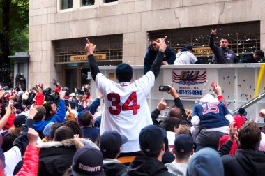 Boston, anne. 31 Ekim 2018. Boston Massachusetts 'teki Red Sox Şampiyonası için Tremont Caddesi' nde binlerce taraftar bekliyor..