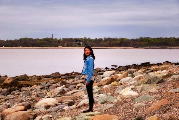 Chinese Woman Standing Rocks Lowtide Charles Island Silver Sands State — Φωτογραφία Αρχείου