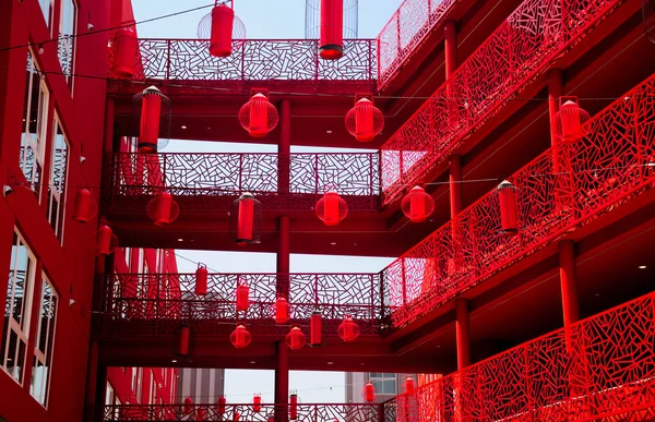 Red Building Exterior Red Lanterns Hanging Wires Chinatown Metro Station - Stock-foto