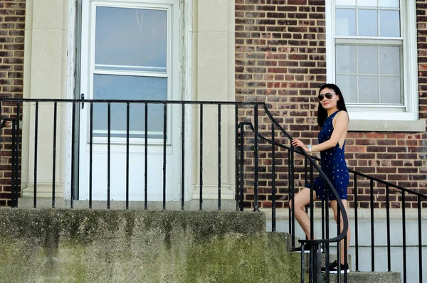 Chinese Woman Walking Cement Steps Door Brick Building Governors Island — Stock Photo, Image