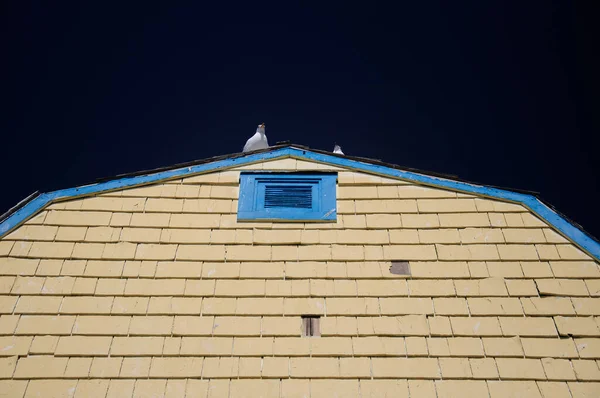 Weathered Clapboard Building Two Gulls Peak Roof Cloudless Blue Sky — Stock Photo, Image