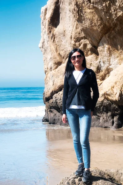 Chinese Woman Waves Pacific Ocean Matador Beach California Sunny Cloudless — Φωτογραφία Αρχείου