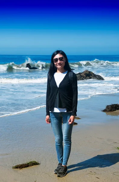Chinese Woman Waves Pacific Ocean Matador Beach California Sunny Cloudless — Φωτογραφία Αρχείου
