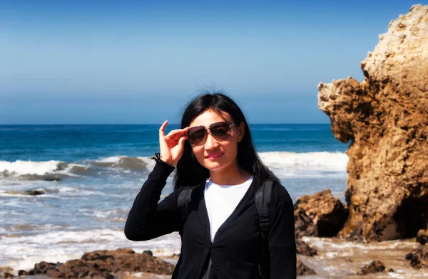 Chinese Woman Adjusting Her Sunglasses Pacific Ocean Santa Monica Pier — Φωτογραφία Αρχείου