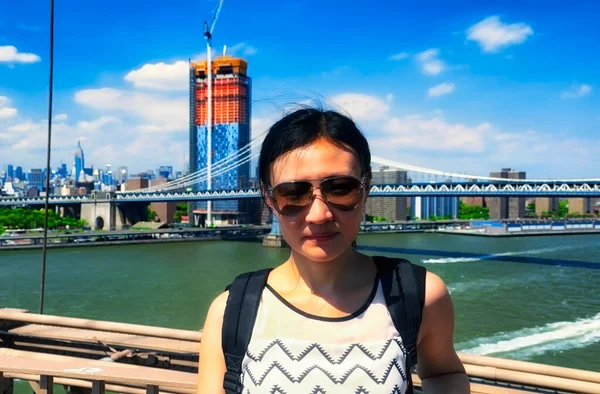 Attractive Chinese Woman Standing Brooklyn Bridge Manhattan Bridge Skyline Background — 图库照片