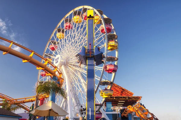 Amusement Rides Pacific Park Santa Monica Pier Sunny Blue Sky — Stockfoto