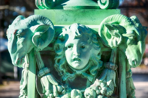 Newport Rhode Island 'daki Breakers malikanesinin önünde duran dekoratif metal bir melek ve koç heykeli..